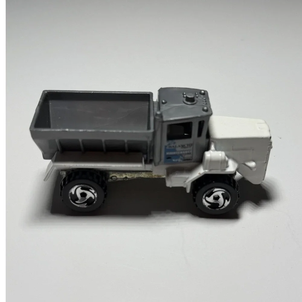 Hot Wheels 1:64 Oshkosh Snow Plow Avalanche Express Diecast Truck White Gray